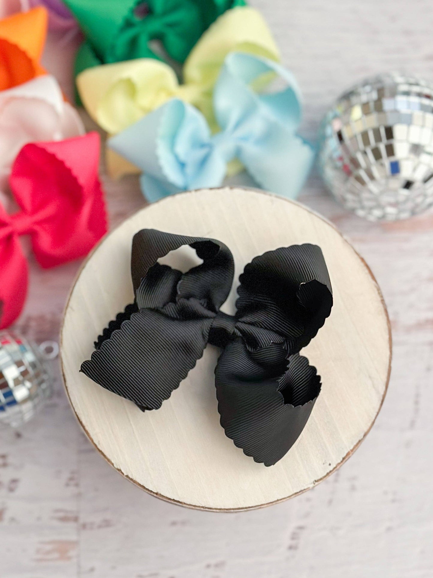 Scalloped Classic Size Bows with Alligator Clip: Black