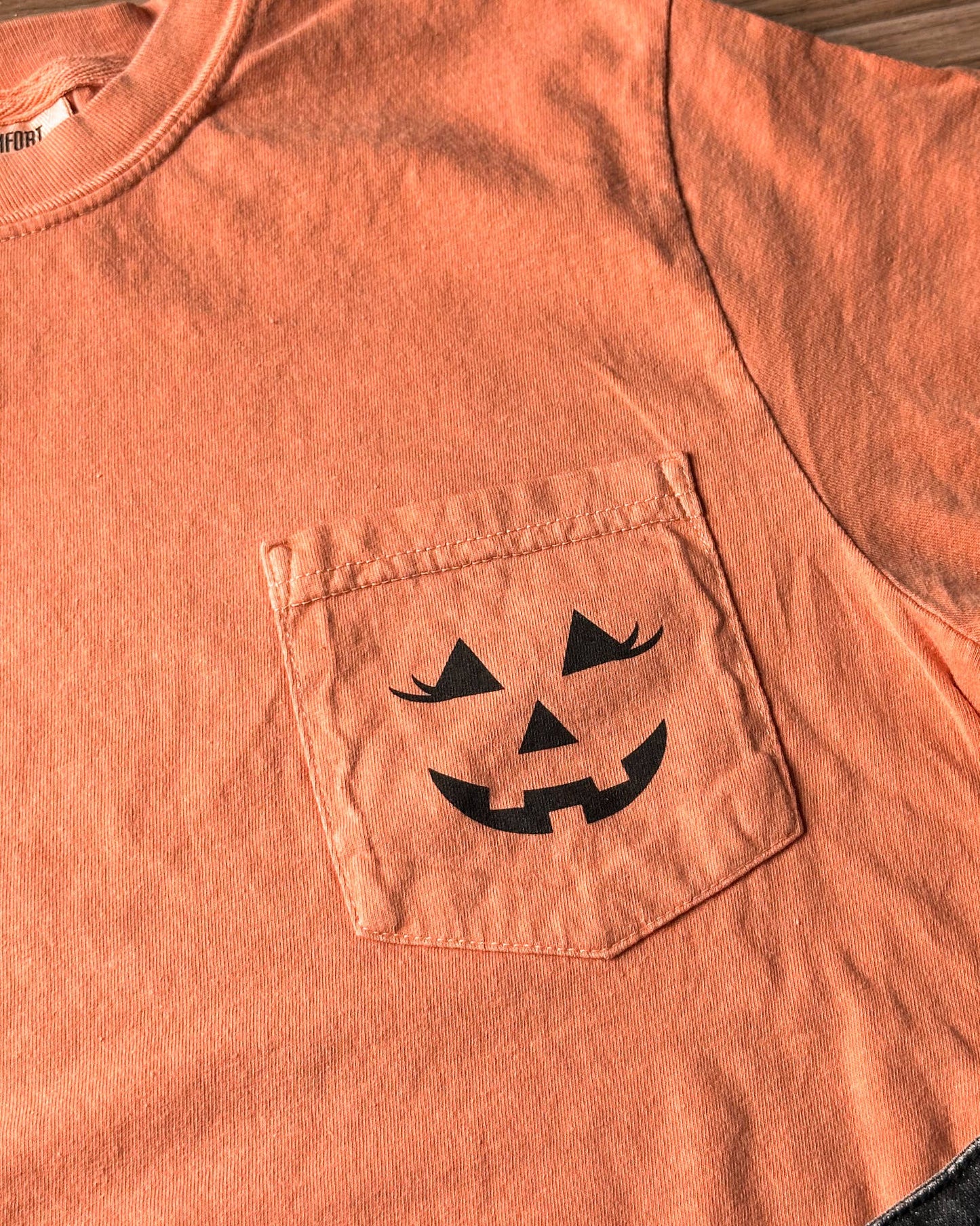 Cute Jack-o'-lantern Pocket Comfort Colors Graphic Tee: S